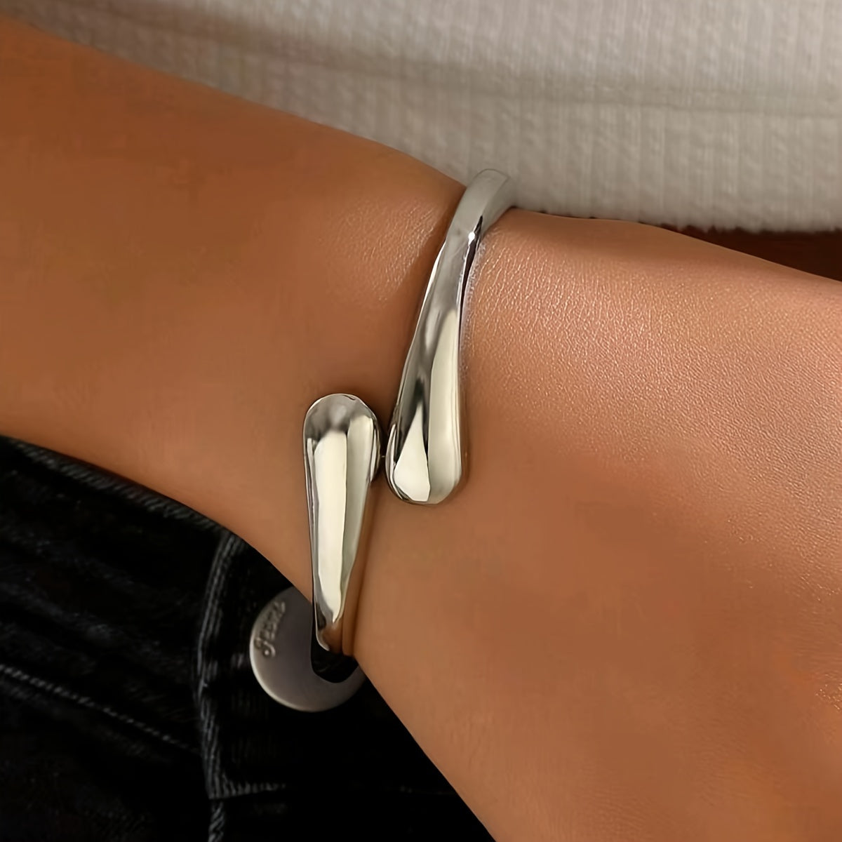 Isabella | Stilvolles silberfarbenes geometrisches Tropfen-Manschettenarmband 