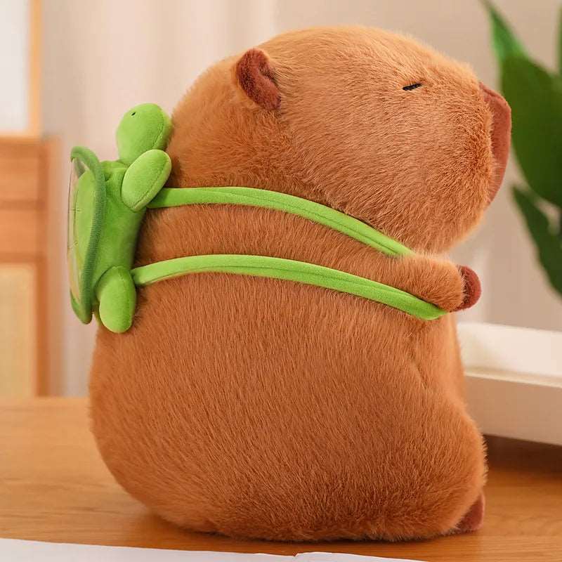 Kuscheliger Capybara mit Schildkröten-Rucksack – TurtleBuddy