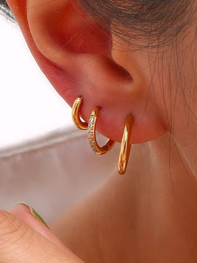 June Basic Zirkonia Huggie Hoops Goud