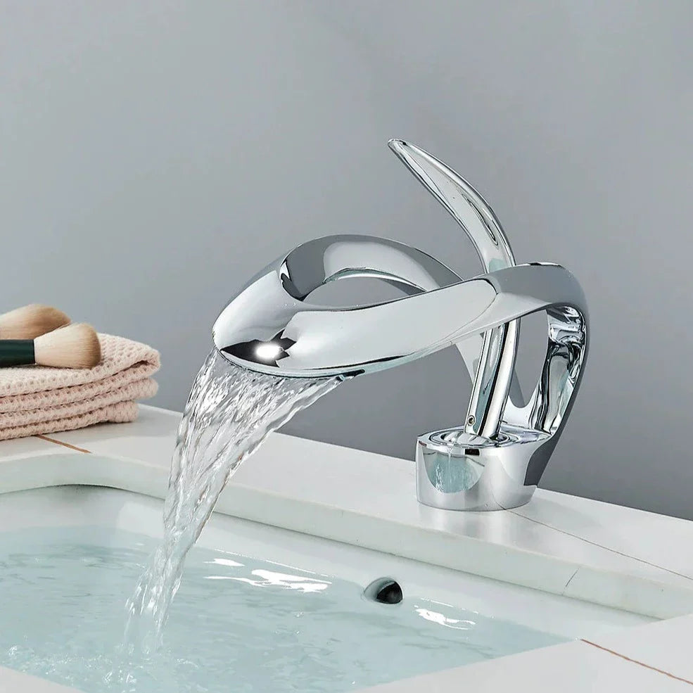 Badarmatur – CurveFlow – Umwerfendes geschwungenes Design – schlanker Wasserfallauslauf