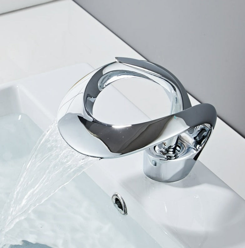 Badarmatur – CurveFlow – Umwerfendes geschwungenes Design – schlanker Wasserfallauslauf